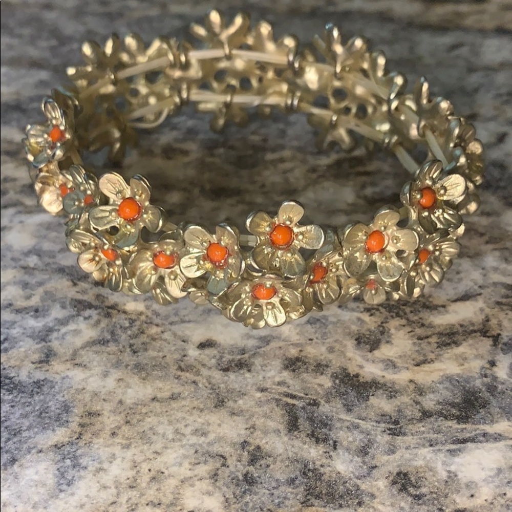 Expandable gold bracelet with coral flowers
